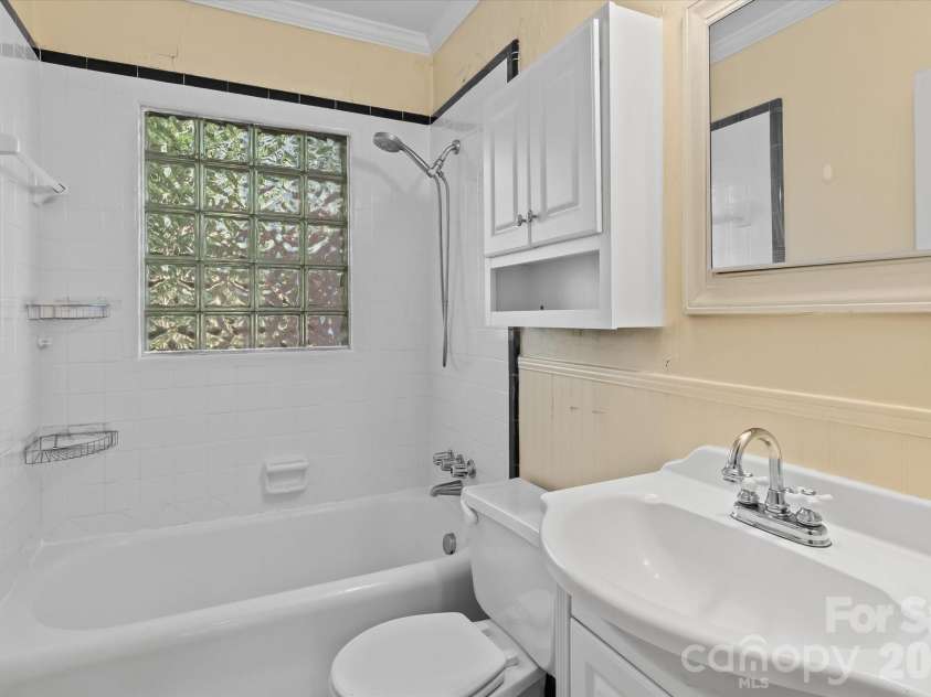 2101 Kenilworth Avenue, Charlotte, NC 28203.  MLS# CAR4419030, YatesRealty ID 48295. 2101 Bath.