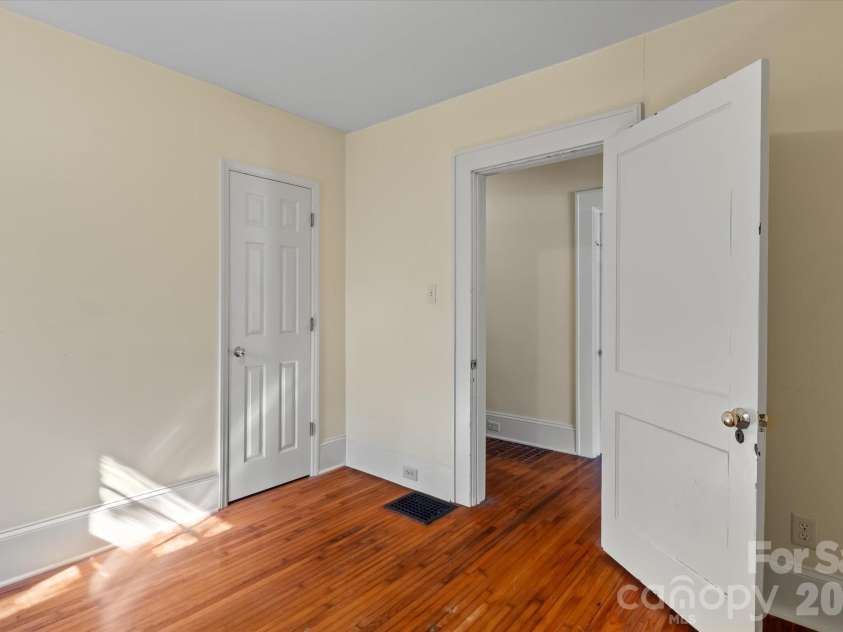 2101 Kenilworth Avenue, Charlotte, NC 28203.  MLS# CAR4419030, YatesRealty ID 48295. 2101 Bedroom.