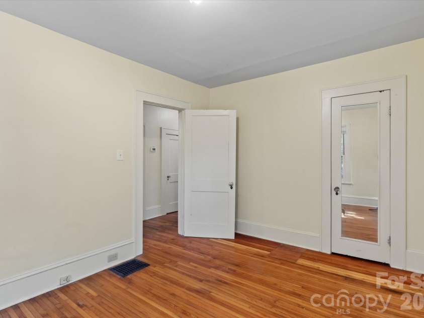 2101 Kenilworth Avenue, Charlotte, NC 28203.  MLS# CAR4419030, YatesRealty ID 48295. 2101 Bedroom.