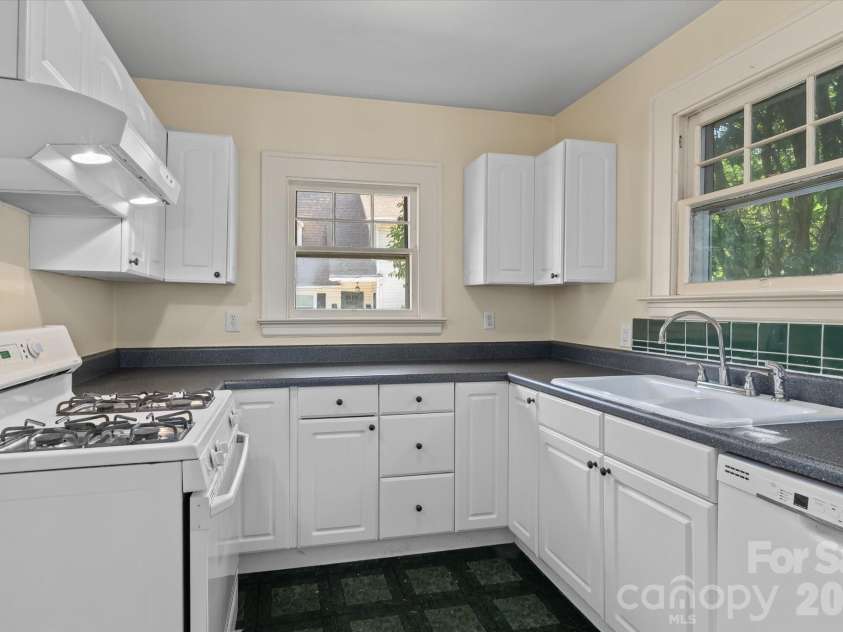 2101 Kenilworth Avenue, Charlotte, NC 28203.  MLS# CAR4419030, YatesRealty ID 48295. 2101 Kitchen.