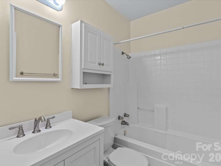 2101 Kenilworth Avenue, Charlotte, NC 28203.  MLS# CAR4419030, YatesRealty ID 48295. 2103 Bath.