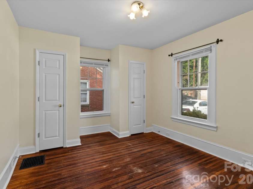 2101 Kenilworth Avenue, Charlotte, NC 28203.  MLS# CAR4419030, YatesRealty ID 48295. 2103 Bedroom.
