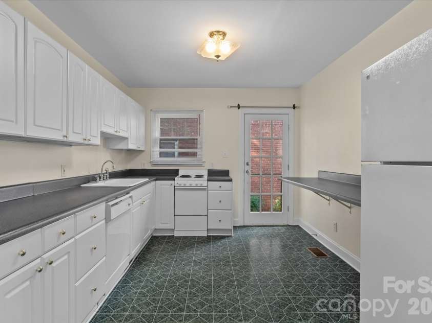 2101 Kenilworth Avenue, Charlotte, NC 28203.  MLS# CAR4419030, YatesRealty ID 48295. 2103 Kitchen.