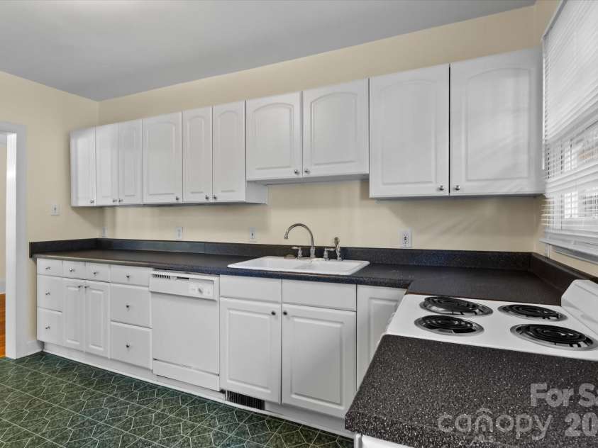 2101 Kenilworth Avenue, Charlotte, NC 28203.  MLS# CAR4419030, YatesRealty ID 48295. 2103 Kitchen.