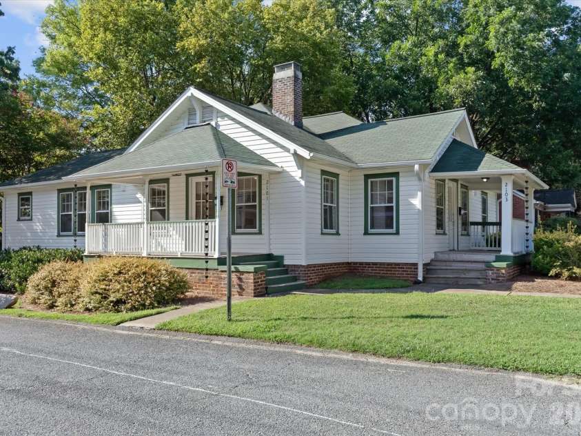 2101 Kenilworth Avenue, Charlotte, NC 28203.  MLS# CAR4419030, YatesRealty ID 48295. Attractive front and side elevation.