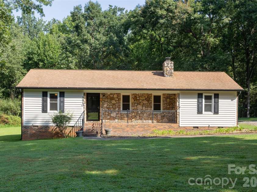3910 English Oak Drive, Lincolnton, NC 28092.  MLS# CAR4420690, YatesRealty ID 48299. 