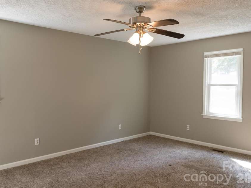 3910 English Oak Drive, Lincolnton, NC 28092.  MLS# CAR4420690, YatesRealty ID 48299. 