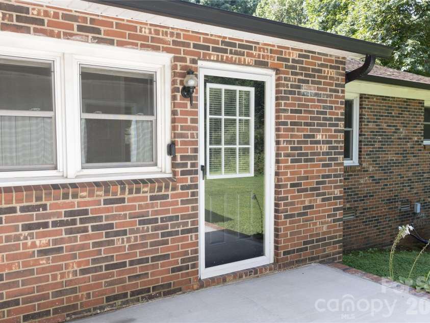 3910 English Oak Drive, Lincolnton, NC 28092.  MLS# CAR4420690, YatesRealty ID 48299. 