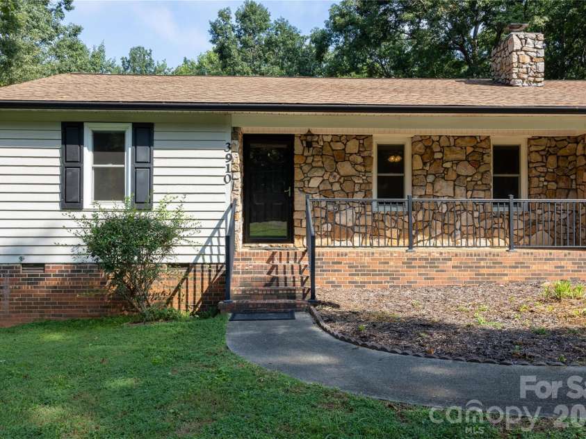 3910 English Oak Drive, Lincolnton, NC 28092.  MLS# CAR4420690, YatesRealty ID 48299. 