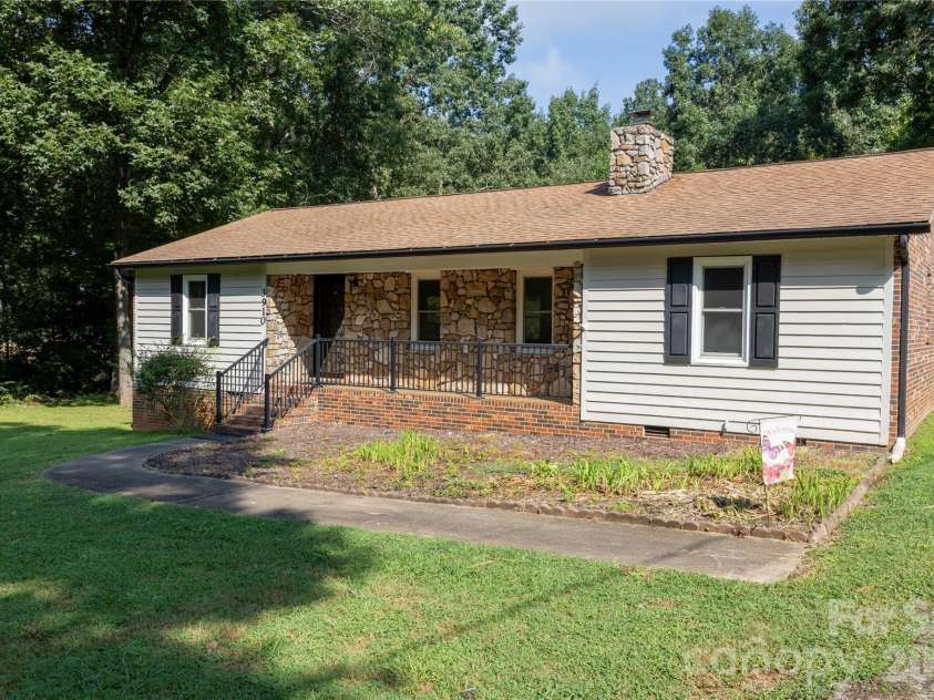 3910 English Oak Drive, Lincolnton, NC 28092.  MLS# CAR4420690, YatesRealty ID 48299. 