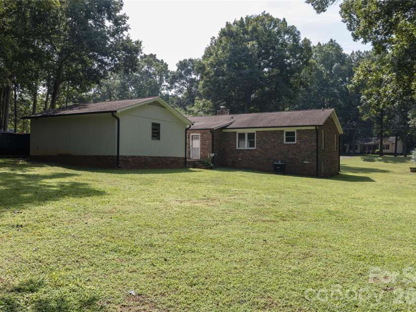 3910 English Oak Drive, Lincolnton, NC 28092.  MLS# CAR4420690, YatesRealty ID 48299. 