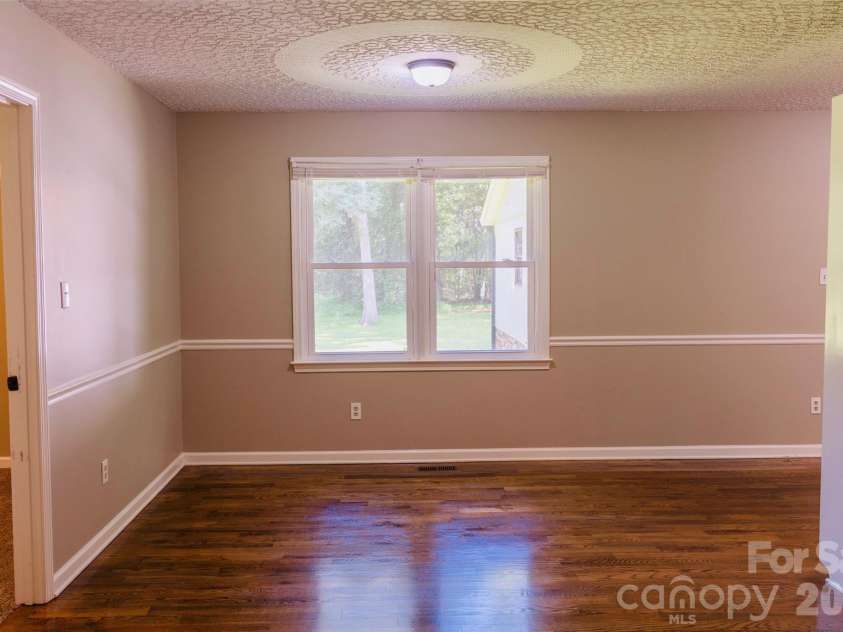 3910 English Oak Drive, Lincolnton, NC 28092.  MLS# CAR4420690, YatesRealty ID 48299. Dinning area