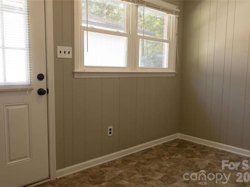 3910 English Oak Drive, Lincolnton, NC 28092.  MLS# CAR4420690, YatesRealty ID 48299. Entry/ laundry area