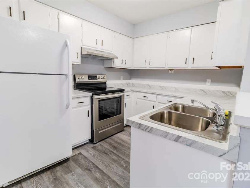 4814 Spring Lake Drive, Charlotte, NC 28212.  MLS# CAR4314359, YatesRealty ID 483. 