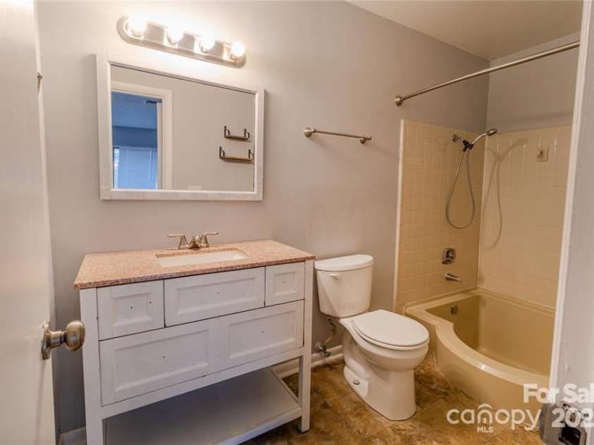 4814 Spring Lake Drive, Charlotte, NC 28212.  MLS# CAR4314359, YatesRealty ID 483. 