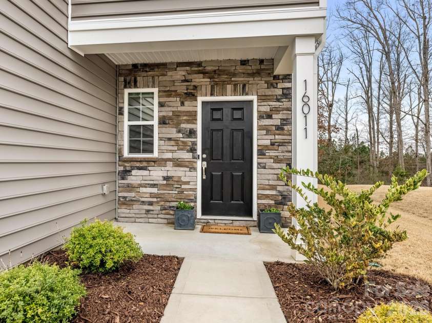 16011 Seagard Cove, Charlotte, NC 28278.  MLS# CAR4351200, YatesRealty ID 4830. Front Entry Way