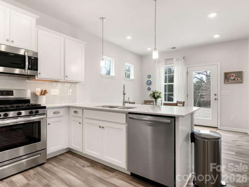 16011 Seagard Cove, Charlotte, NC 28278.  MLS# CAR4351200, YatesRealty ID 4830. Kitchen