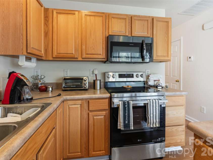 713 Rock Lake Glen, Fort Mill, SC 29715.  MLS# CAR4391442, YatesRealty ID 48301. 