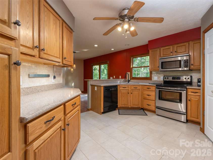12 Howling Waite Ridge, Candler, NC 28715.  MLS# CAR4420405, YatesRealty ID 48304. 