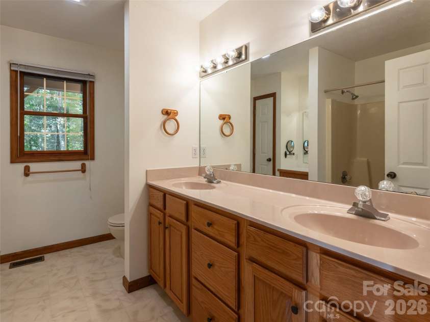 12 Howling Waite Ridge, Candler, NC 28715.  MLS# CAR4420405, YatesRealty ID 48304. 