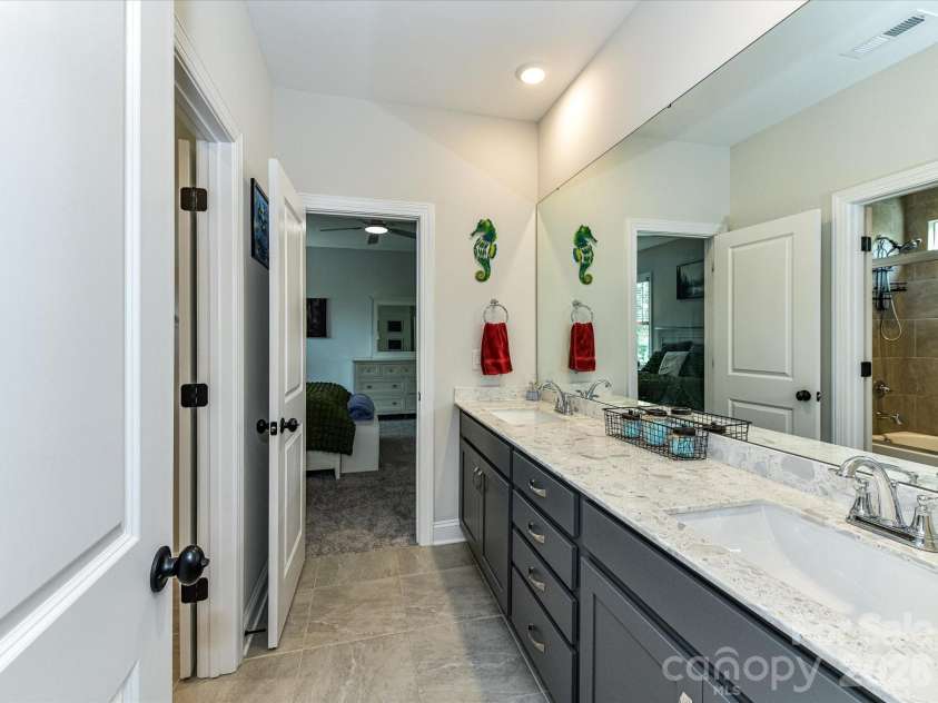 555 Shepherd Lane, Clover, SC 29710.  MLS# CAR4416784, YatesRealty ID 48307. Jack & Jill Bath