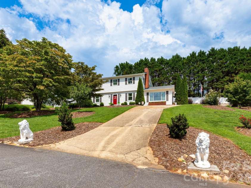 84 Portcrest Heights, Marion, NC 28752.  MLS# CAR4420704, YatesRealty ID 48311. Front Yard, Driveway