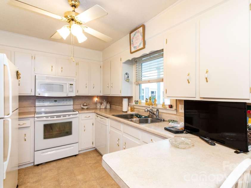 84 Portcrest Heights, Marion, NC 28752.  MLS# CAR4420704, YatesRealty ID 48311. Kitchen