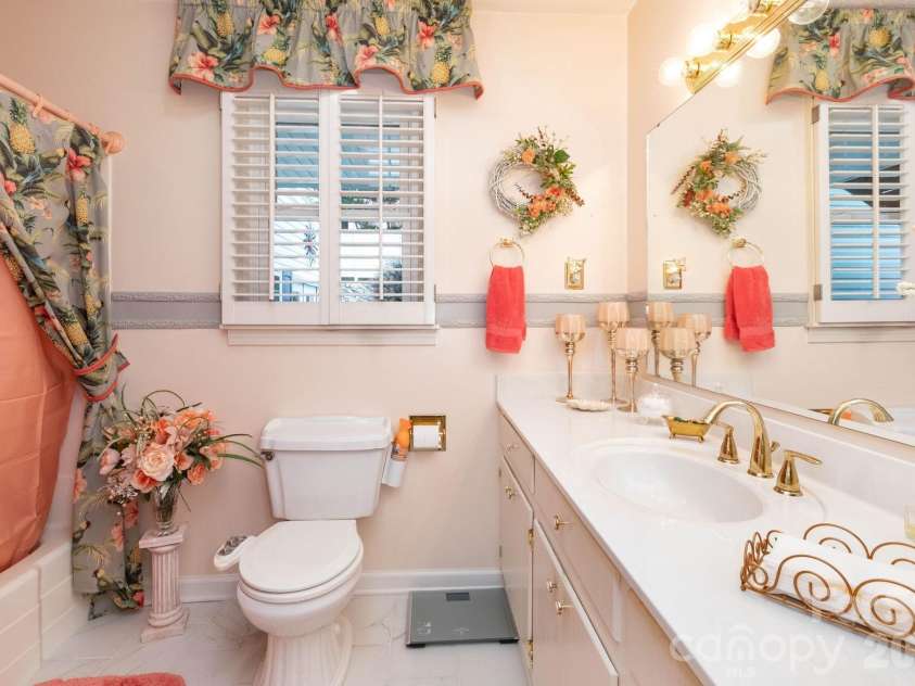 84 Portcrest Heights, Marion, NC 28752.  MLS# CAR4420704, YatesRealty ID 48311. Main Level Primary Bathroom