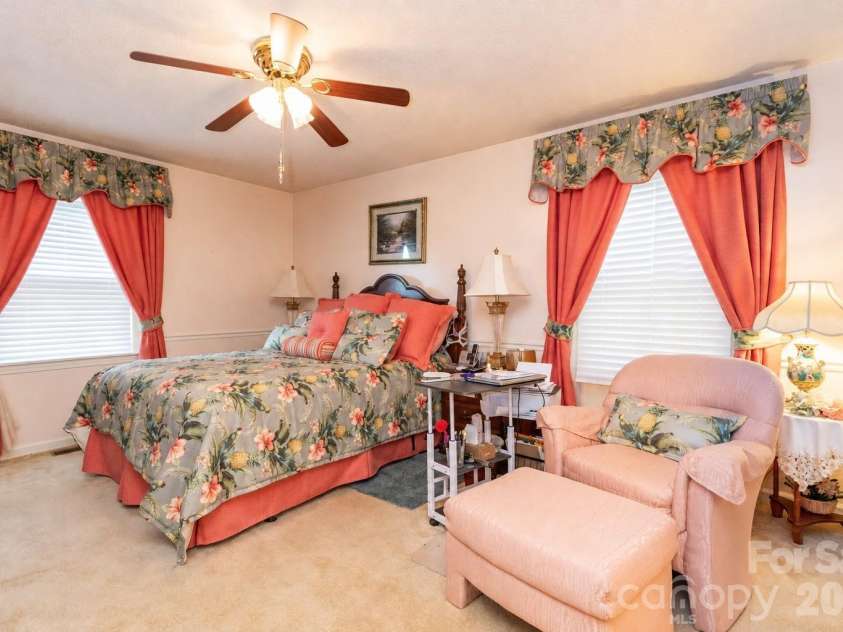 84 Portcrest Heights, Marion, NC 28752.  MLS# CAR4420704, YatesRealty ID 48311. Main Level Primary Bedroom