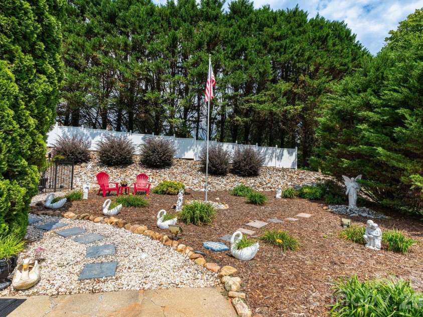 84 Portcrest Heights, Marion, NC 28752.  MLS# CAR4420704, YatesRealty ID 48311. Side Garden