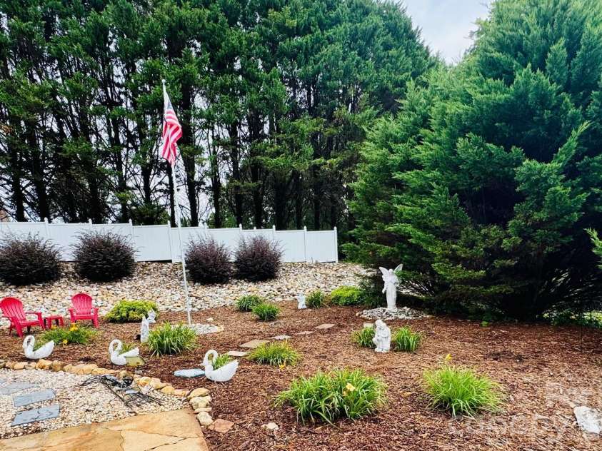 84 Portcrest Heights, Marion, NC 28752.  MLS# CAR4420704, YatesRealty ID 48311. Side Garden