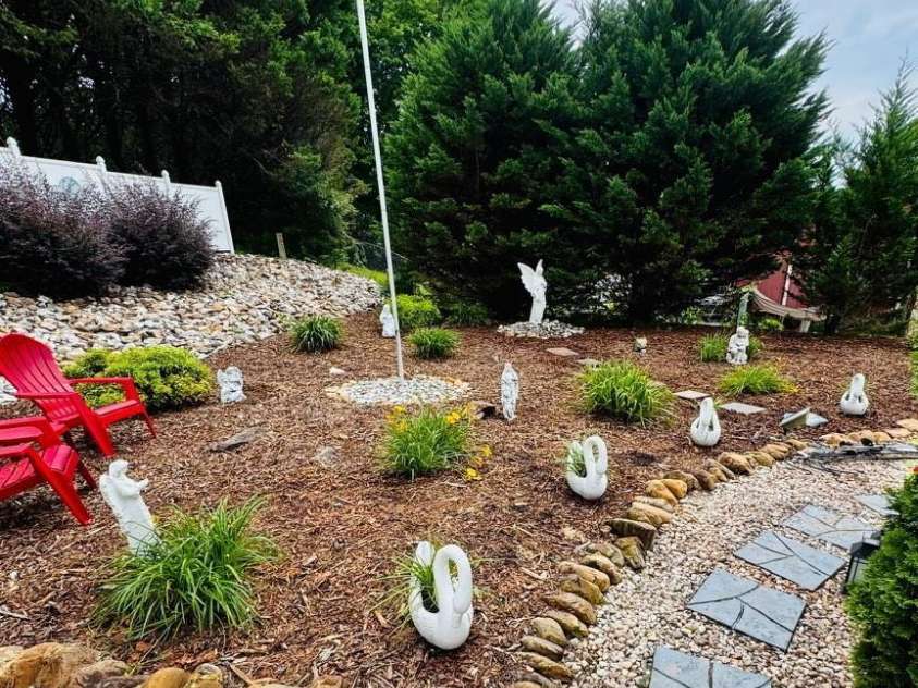 84 Portcrest Heights, Marion, NC 28752.  MLS# CAR4420704, YatesRealty ID 48311. Side Garden