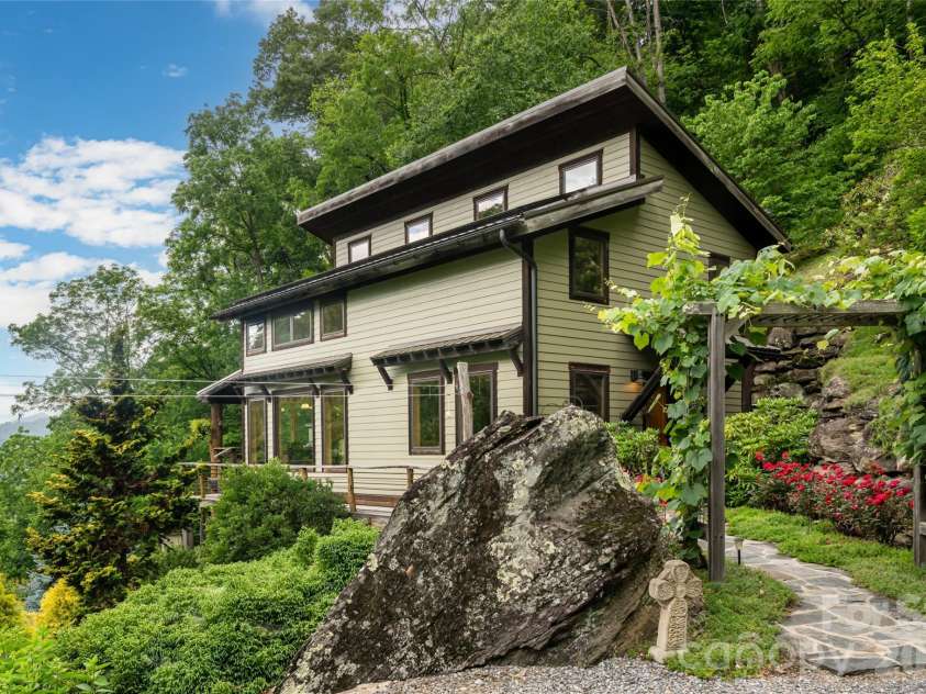 217 Natures Rest Lane, Clyde, NC 28721.  MLS# CAR4389640, YatesRealty ID 48312. 