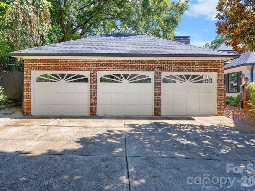 1838 Wendover Road, Charlotte, NC 28211.  MLS# CAR4420286, YatesRealty ID 48313. 3 car garage