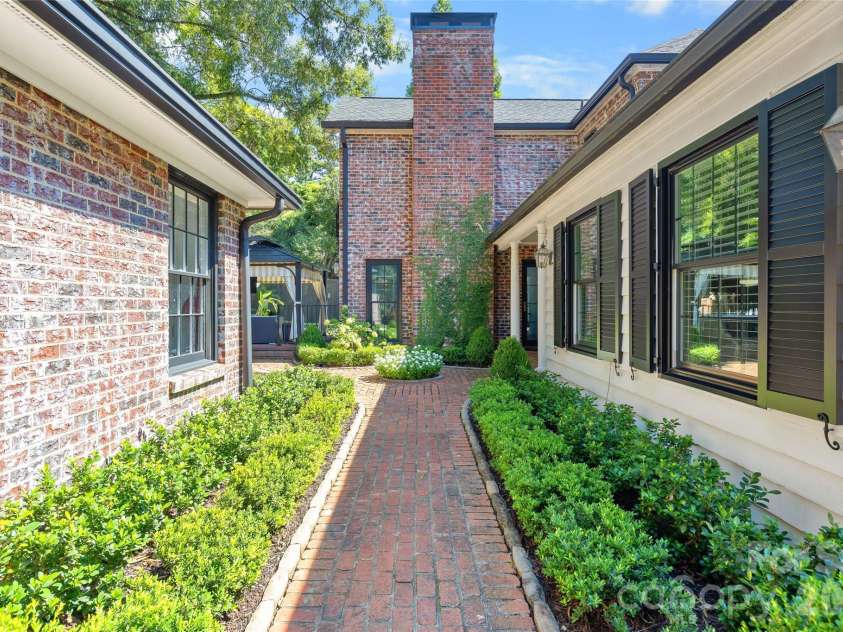 1838 Wendover Road, Charlotte, NC 28211.  MLS# CAR4420286, YatesRealty ID 48313. Courtyard