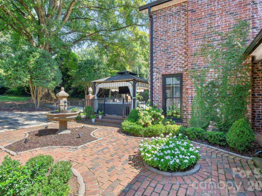 1838 Wendover Road, Charlotte, NC 28211.  MLS# CAR4420286, YatesRealty ID 48313. Courtyard