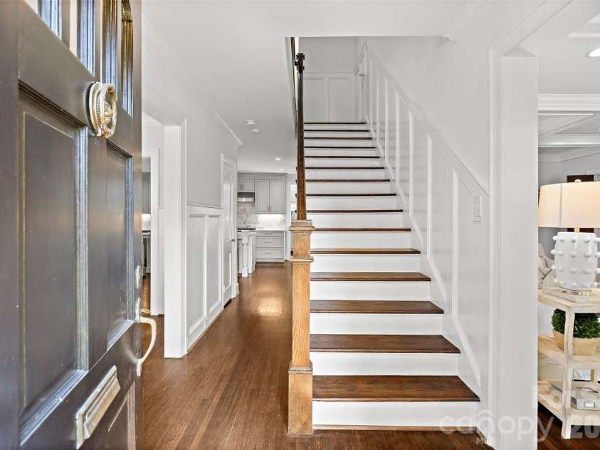 1838 Wendover Road, Charlotte, NC 28211.  MLS# CAR4420286, YatesRealty ID 48313. Foyer