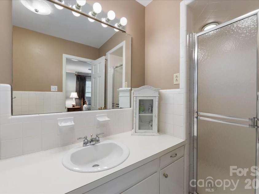 3632 Johnny Cake Lane, Charlotte, NC 28226.  MLS# CAR4345575, YatesRealty ID 4832. Ensuite bath for bedroom 3