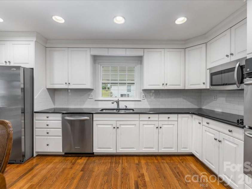 3632 Johnny Cake Lane, Charlotte, NC 28226.  MLS# CAR4345575, YatesRealty ID 4832. Light kitchen with stainless appliances