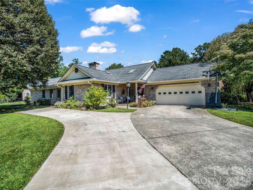 2365 Rosemont Court, Hendersonville, NC 28791.  MLS# CAR4420788, YatesRealty ID 48320. 