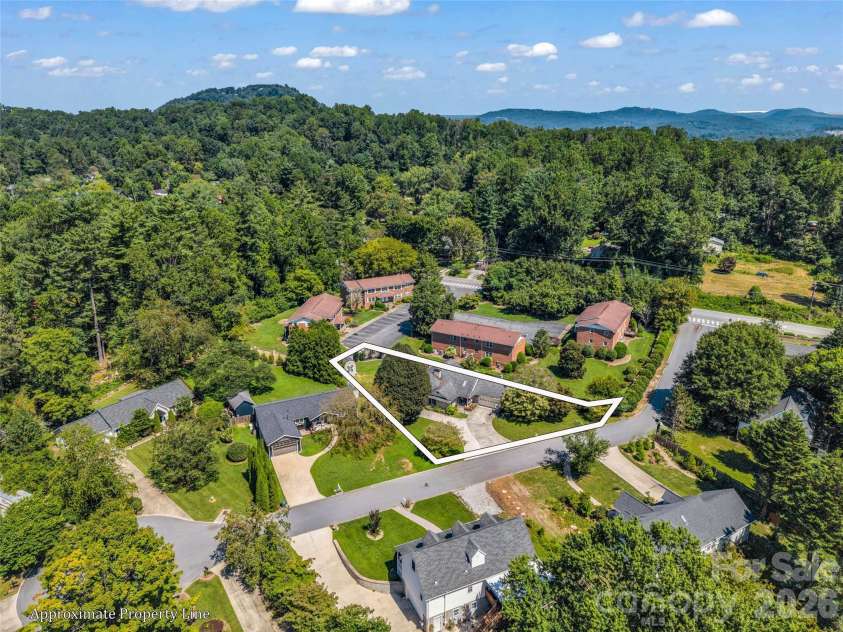 2365 Rosemont Court, Hendersonville, NC 28791.  MLS# CAR4420788, YatesRealty ID 48320. 
