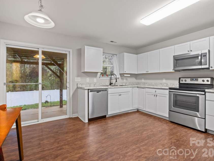 865 Winterside Lane, Winston Salem, NC 27107.  MLS# CAR4418707, YatesRealty ID 48323. 