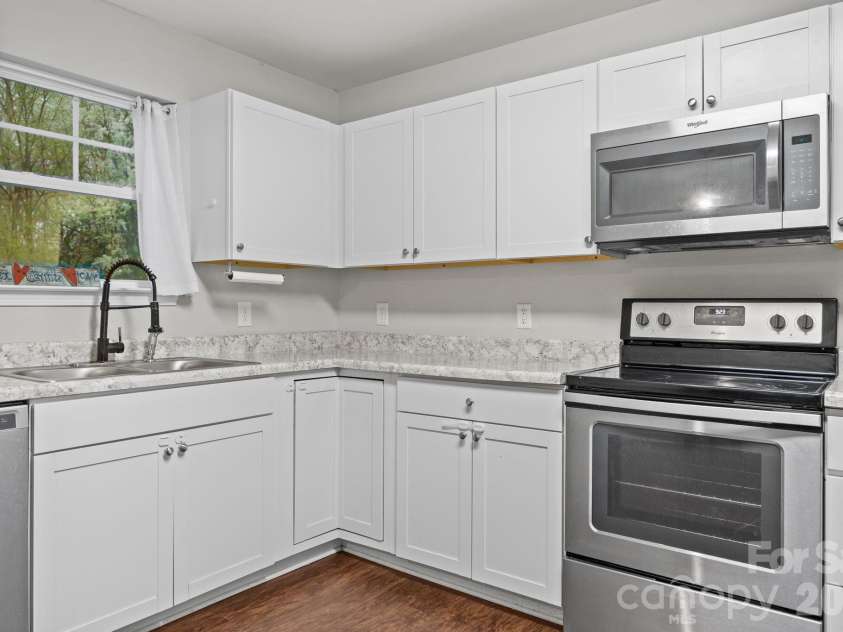 865 Winterside Lane, Winston Salem, NC 27107.  MLS# CAR4418707, YatesRealty ID 48323. 
