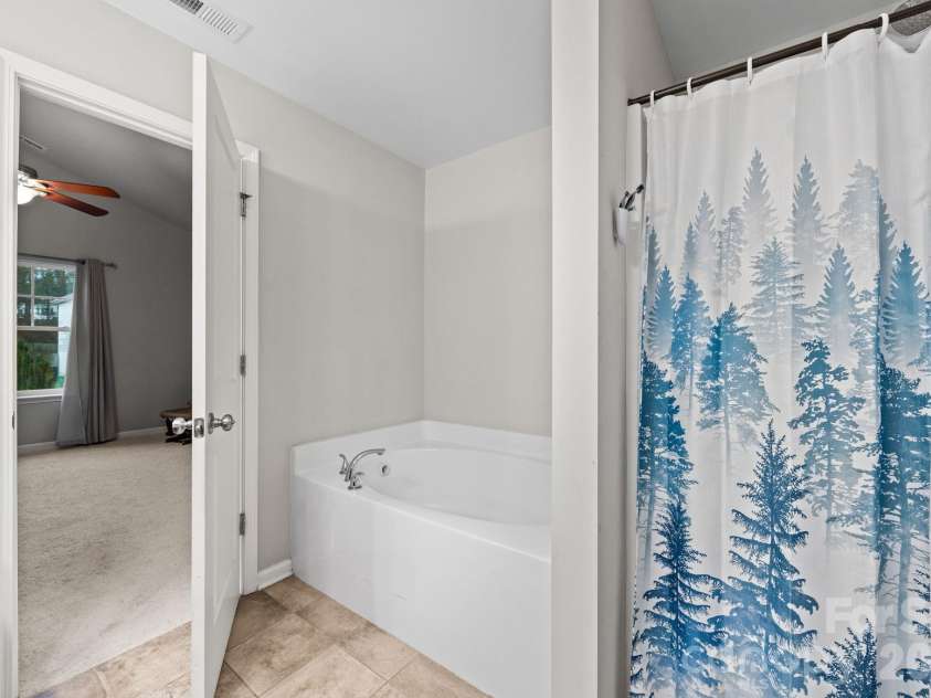 865 Winterside Lane, Winston Salem, NC 27107.  MLS# CAR4418707, YatesRealty ID 48323. 