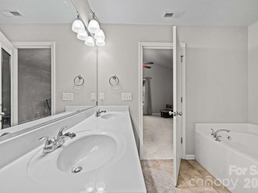 865 Winterside Lane, Winston Salem, NC 27107.  MLS# CAR4418707, YatesRealty ID 48323. 