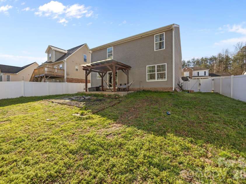 865 Winterside Lane, Winston Salem, NC 27107.  MLS# CAR4418707, YatesRealty ID 48323. 