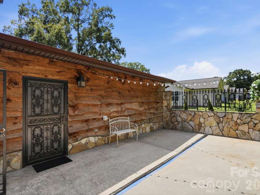 1471 Ontario Drive, Kannapolis, NC 28083.  MLS# CAR4420487, YatesRealty ID 48342. A fun bonus space with serious speakeasy potential
