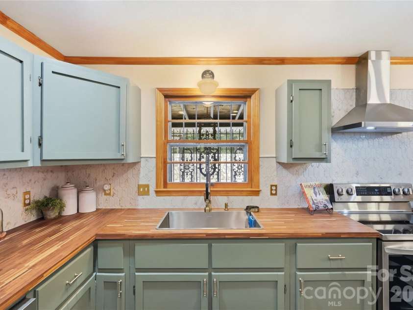 1471 Ontario Drive, Kannapolis, NC 28083.  MLS# CAR4420487, YatesRealty ID 48342. Charming kitchen details with stainless range & hood