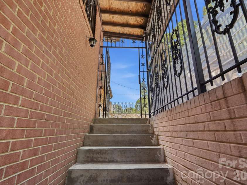1471 Ontario Drive, Kannapolis, NC 28083.  MLS# CAR4420487, YatesRealty ID 48342. Convenient basement access to the outdoors