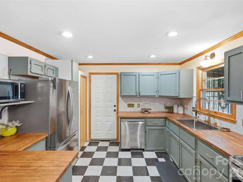 1471 Ontario Drive, Kannapolis, NC 28083.  MLS# CAR4420487, YatesRealty ID 48342. Spacious kitchen with plenty of cabinetry & workspace